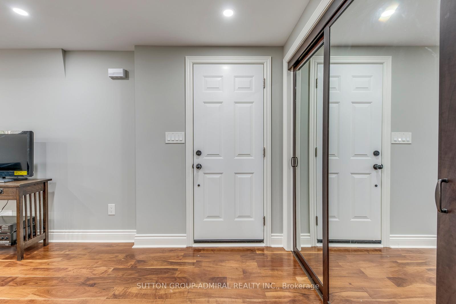 Photo 5 of 69 Norgrove Crescent, Etobicoke, Willowridge-Martingrove-Richview — HOMEH