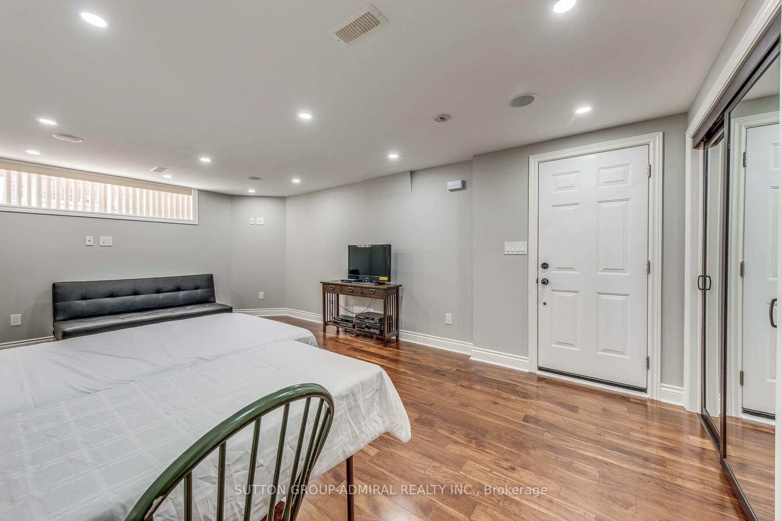 Photo 8 of 69 Norgrove Crescent, Etobicoke, Willowridge-Martingrove-Richview — HOMEH