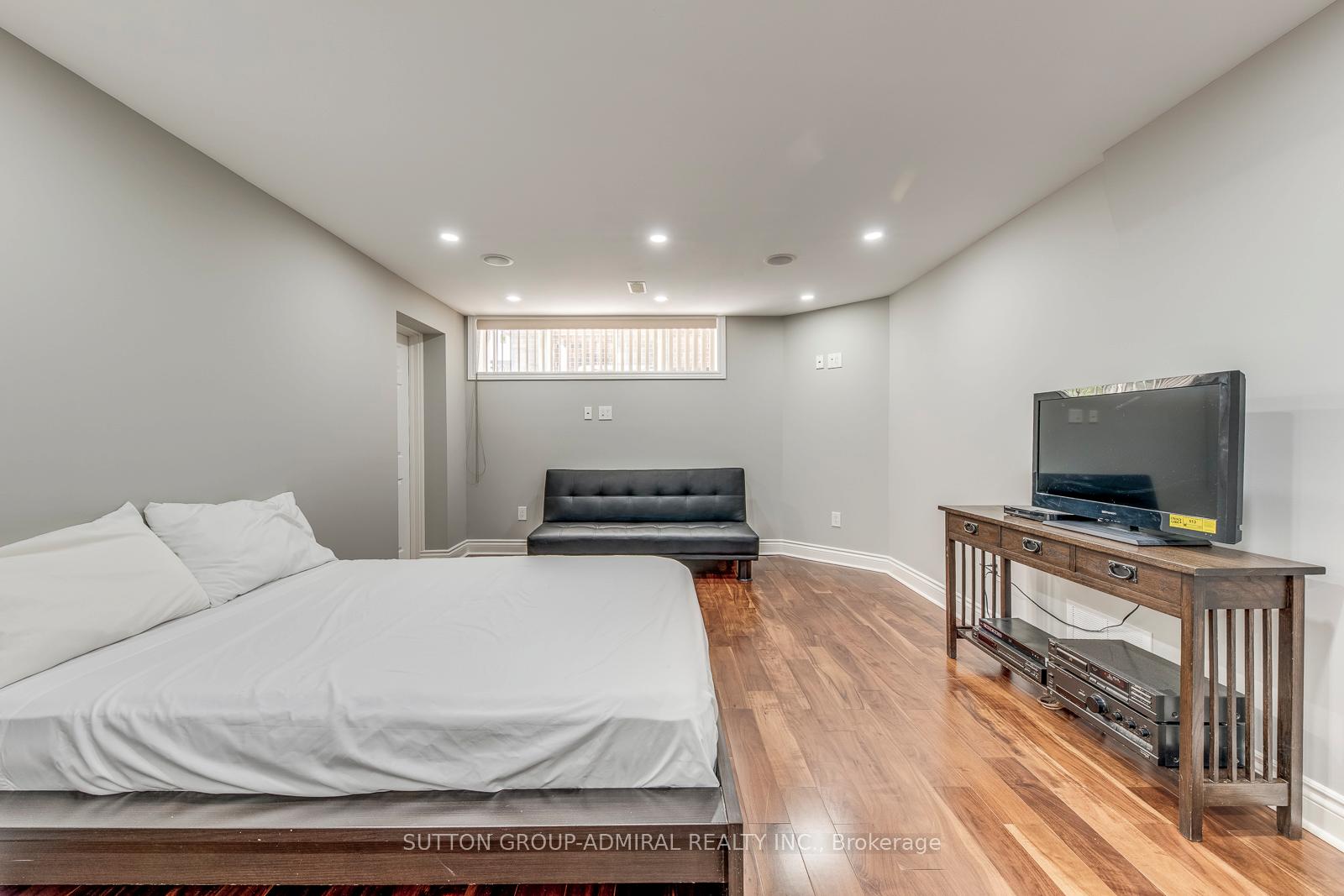Photo 11 of 69 Norgrove Crescent, Etobicoke, Willowridge-Martingrove-Richview — HOMEH