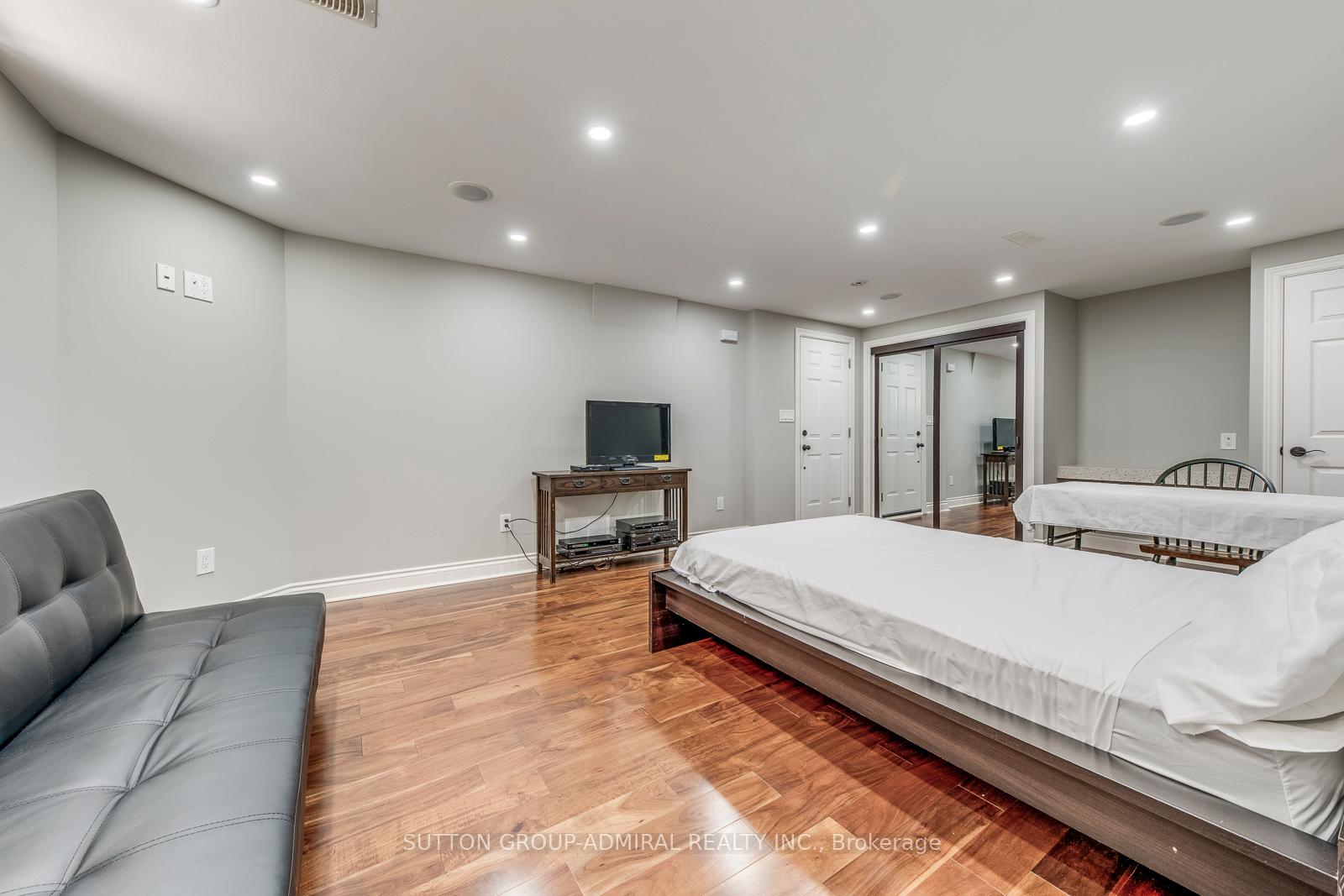 Photo 17 of 69 Norgrove Crescent, Etobicoke, Willowridge-Martingrove-Richview — HOMEH