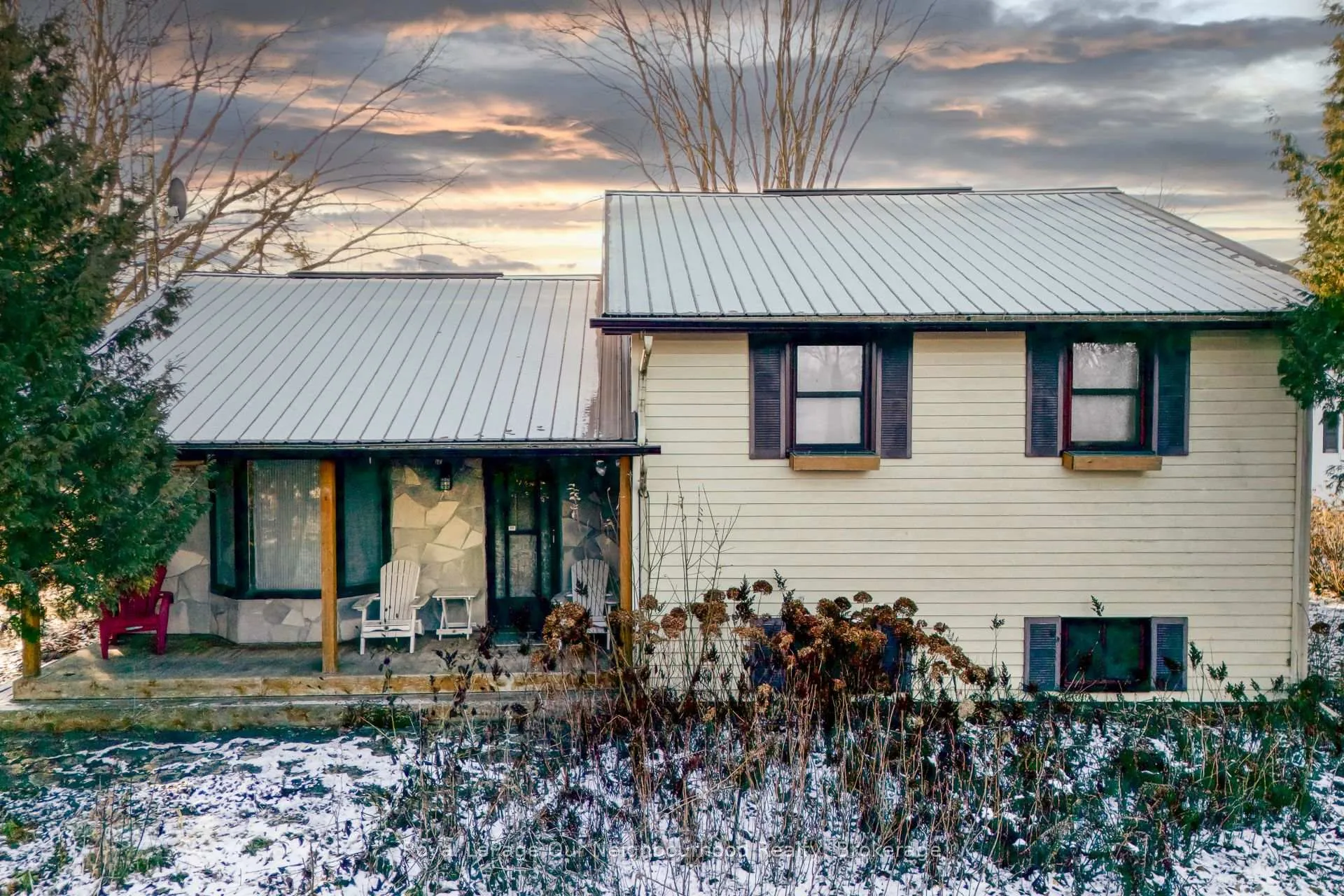 Front of 25 River Road W