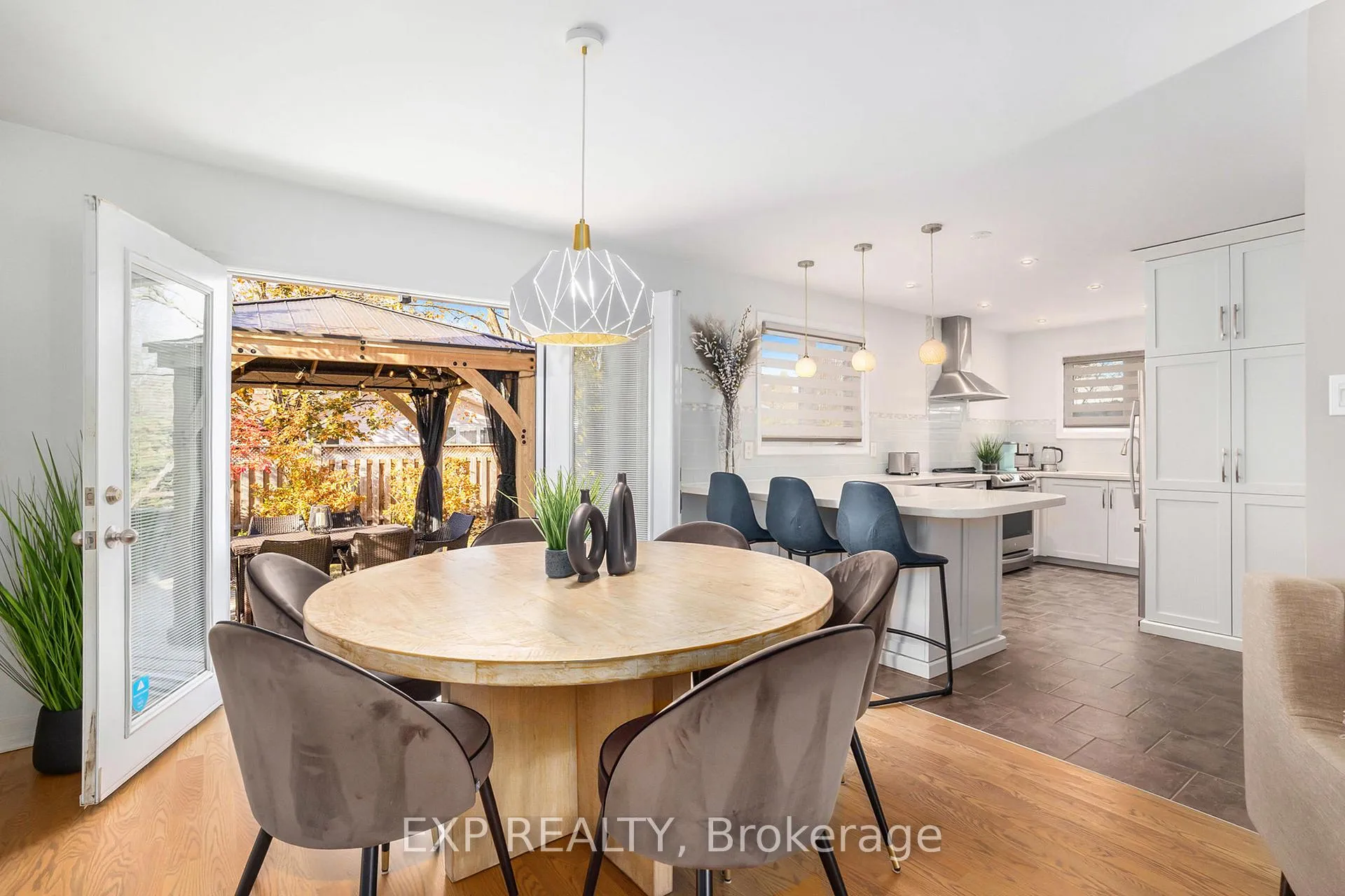 Photo 9 of 733 Southmore Drive W, Ottawa, Riverside Park South — HOMEH