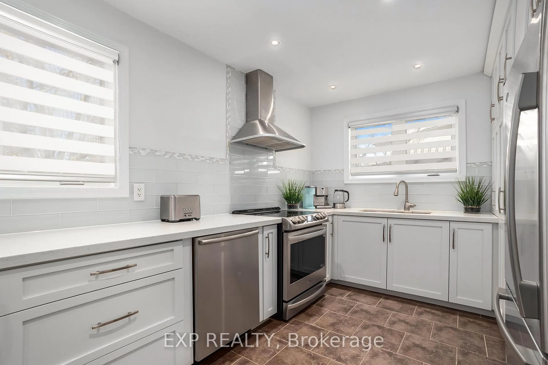 Photo 12 of 733 Southmore Drive W, Ottawa, Riverside Park South — HOMEH