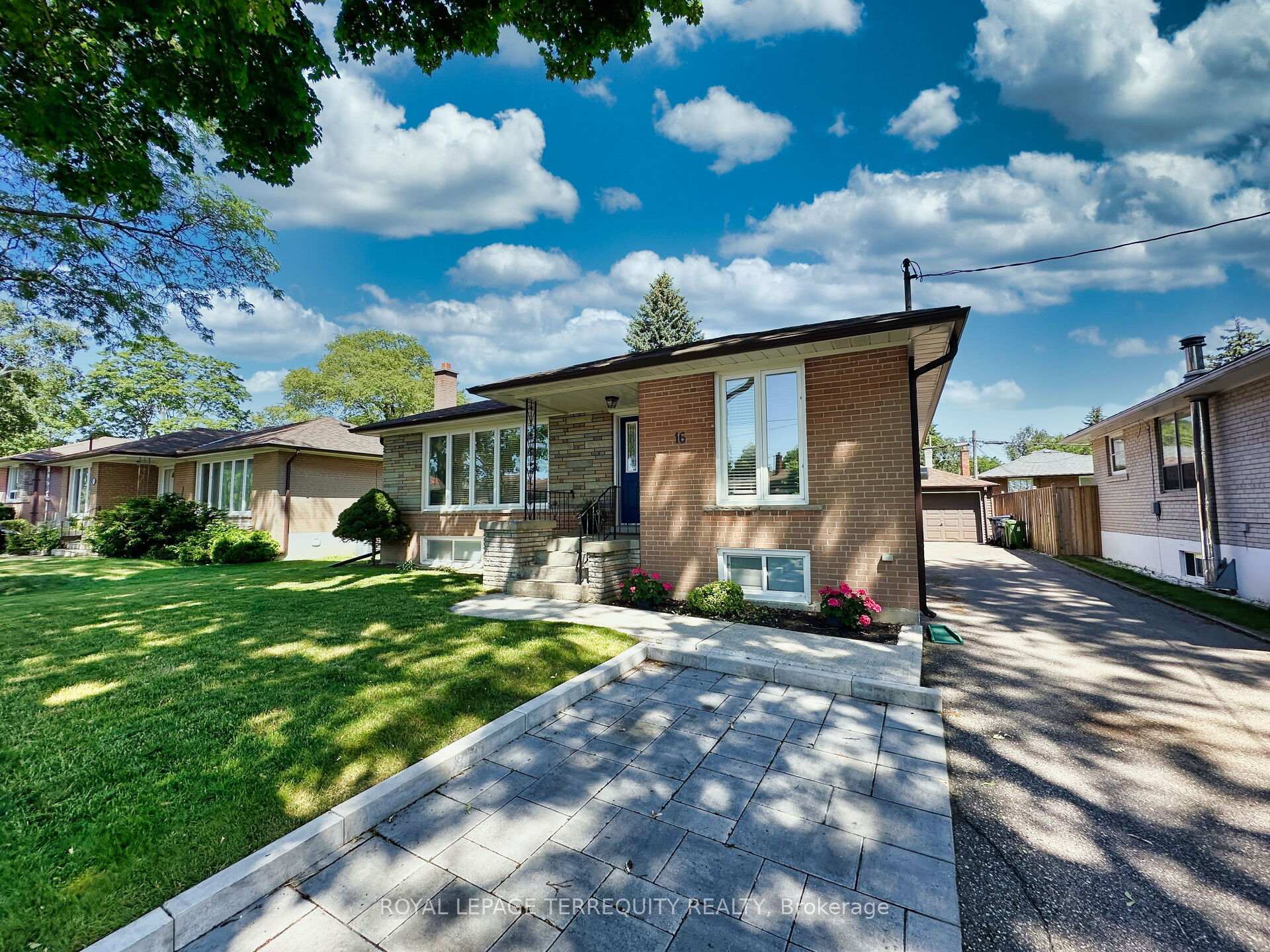 Photo 2 of 16 Pagebrook Drive, Etobicoke, Humber Heights — HOMEH