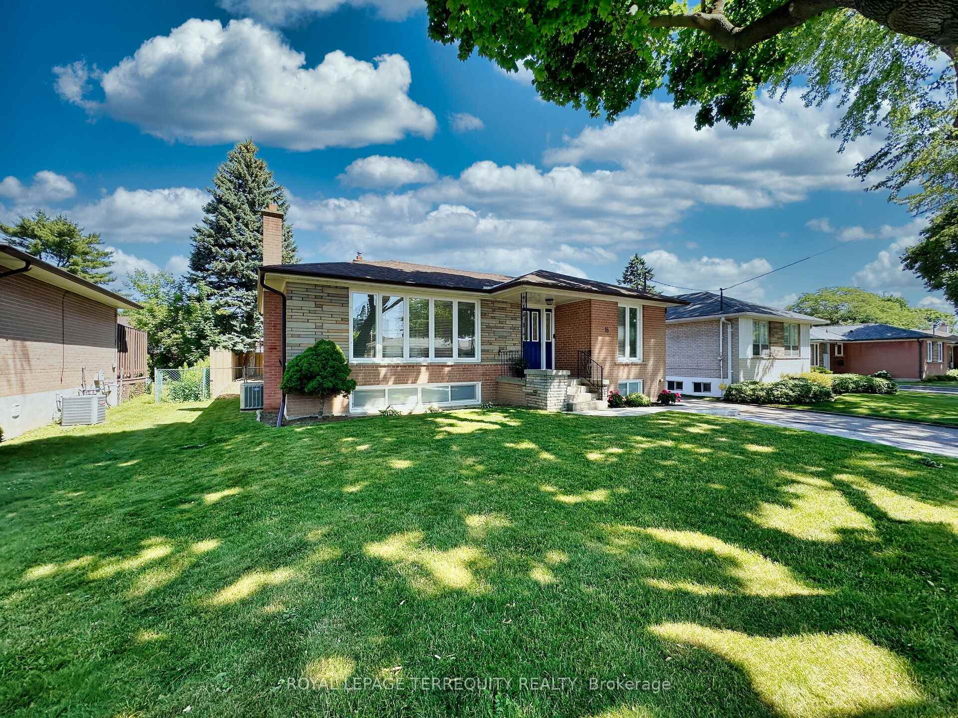 Photo 3 of 16 Pagebrook Drive, Etobicoke, Humber Heights — HOMEH