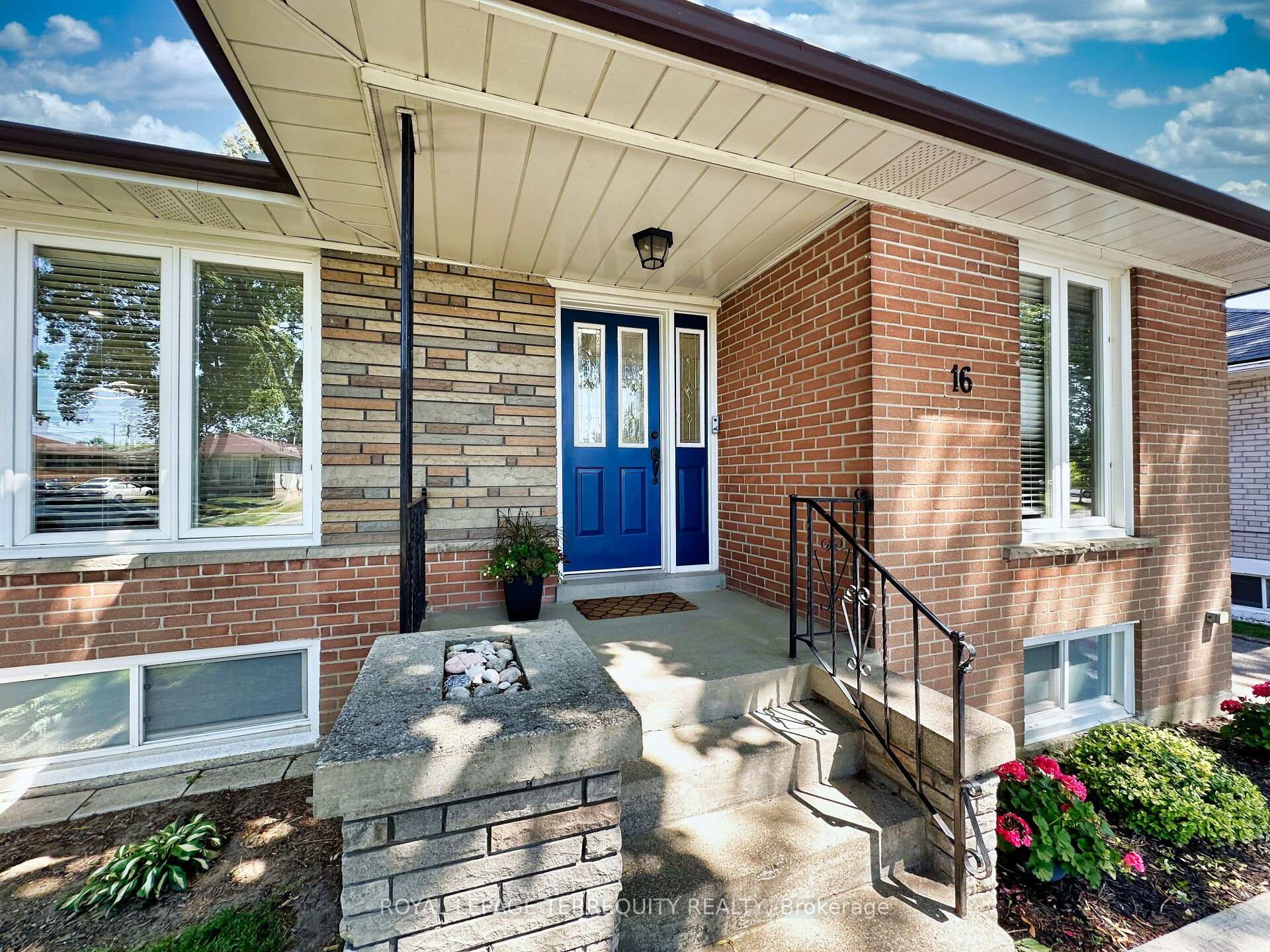 Photo 4 of 16 Pagebrook Drive, Etobicoke, Humber Heights — HOMEH
