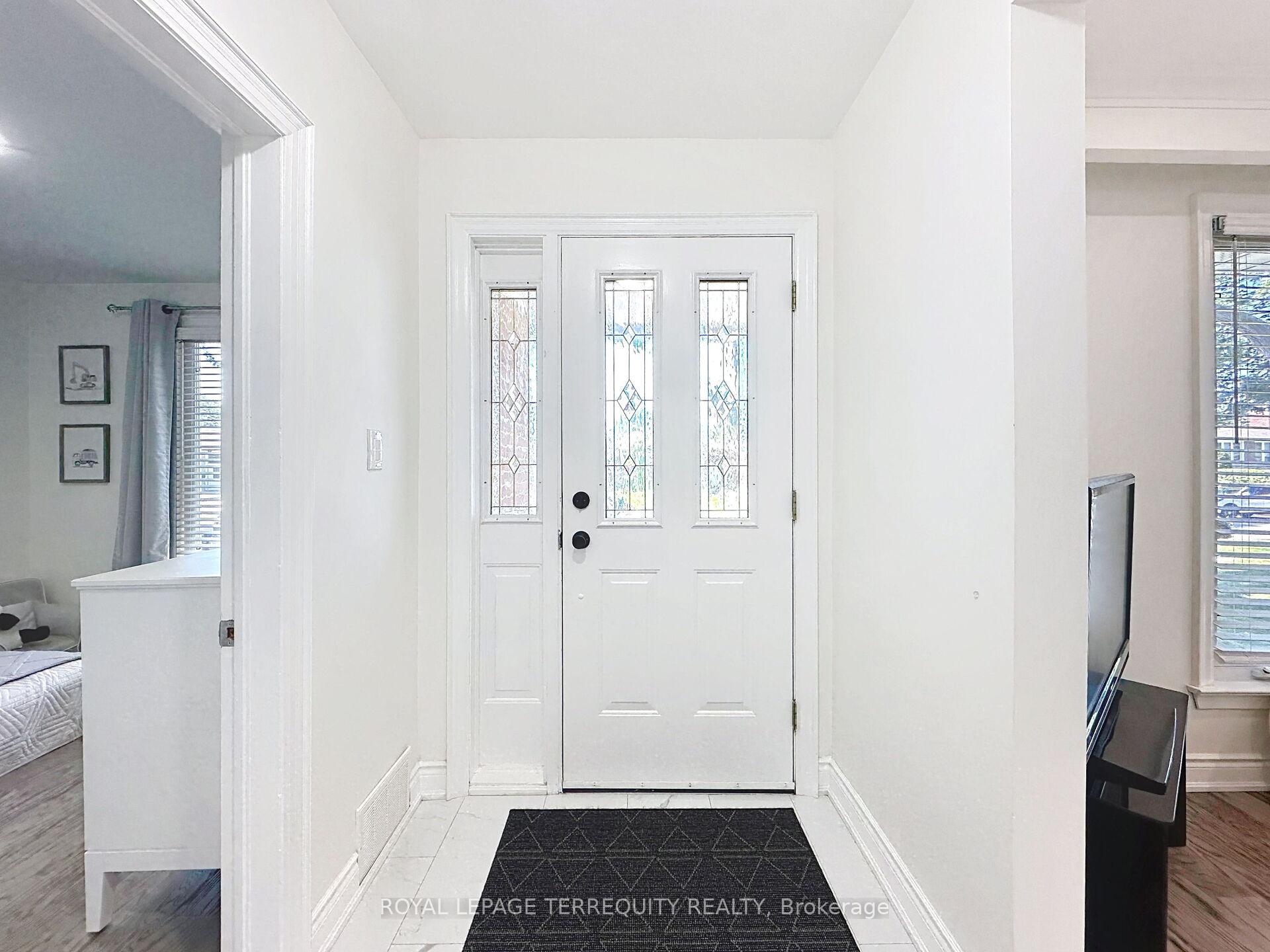Photo 5 of 16 Pagebrook Drive, Etobicoke, Humber Heights — HOMEH