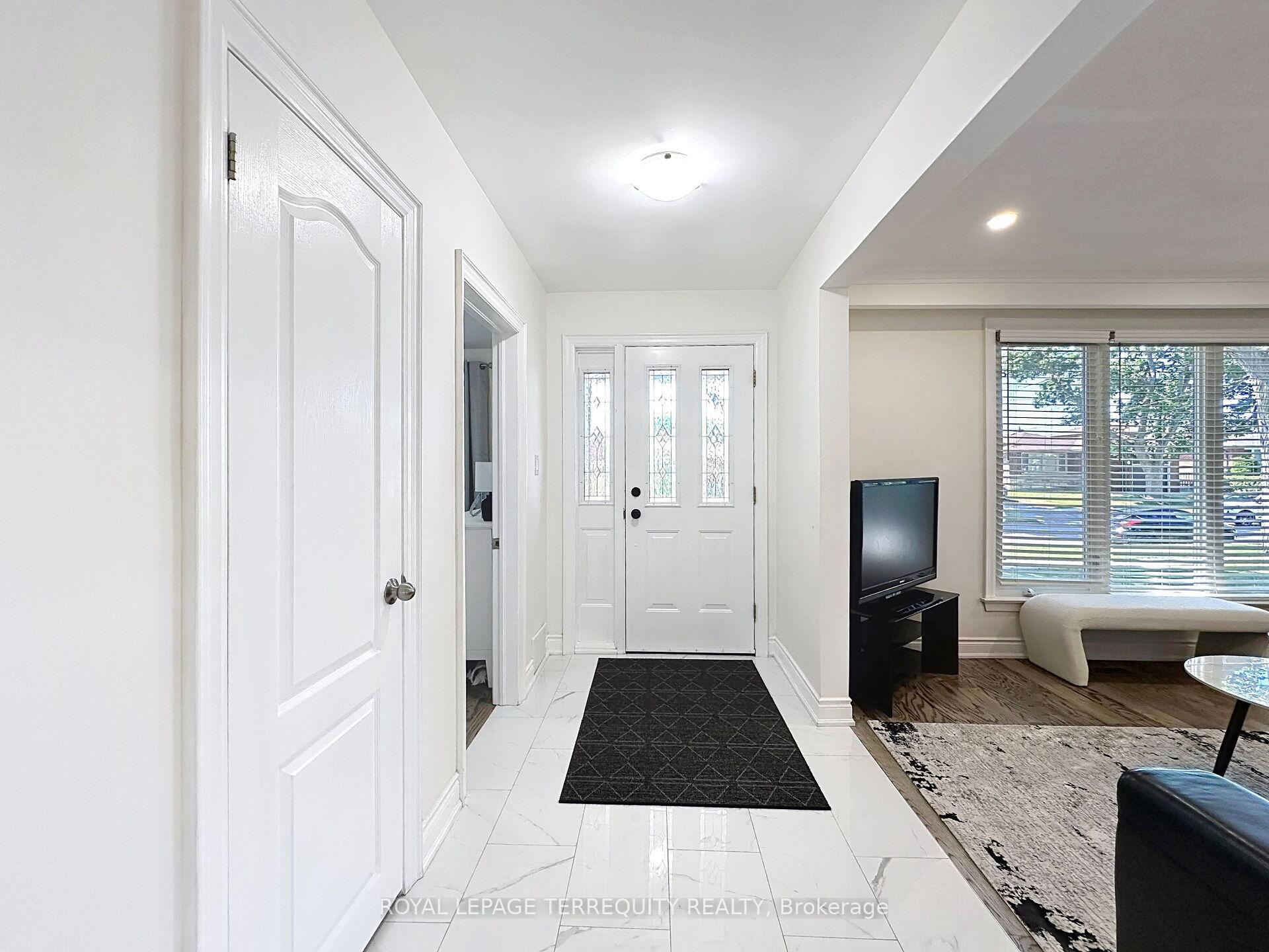 Photo 6 of 16 Pagebrook Drive, Etobicoke, Humber Heights — HOMEH