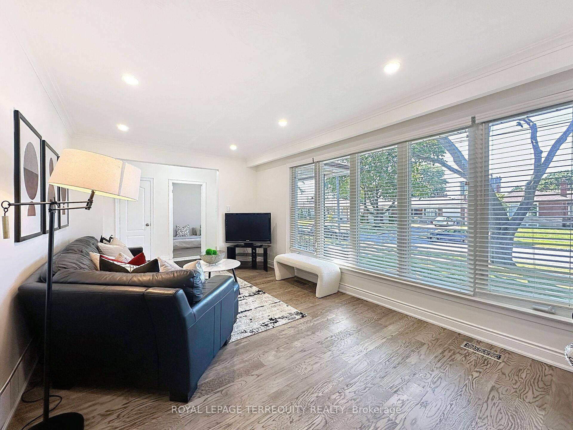 Photo 12 of 16 Pagebrook Drive, Etobicoke, Humber Heights — HOMEH