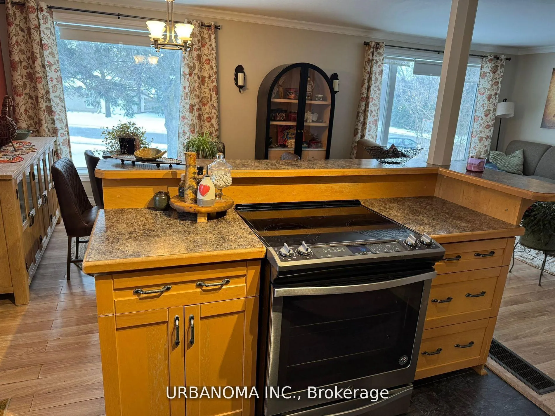 Photo 9 of 25 Algonquin Crescent, Aurora, Aurora Heights — HOMEH