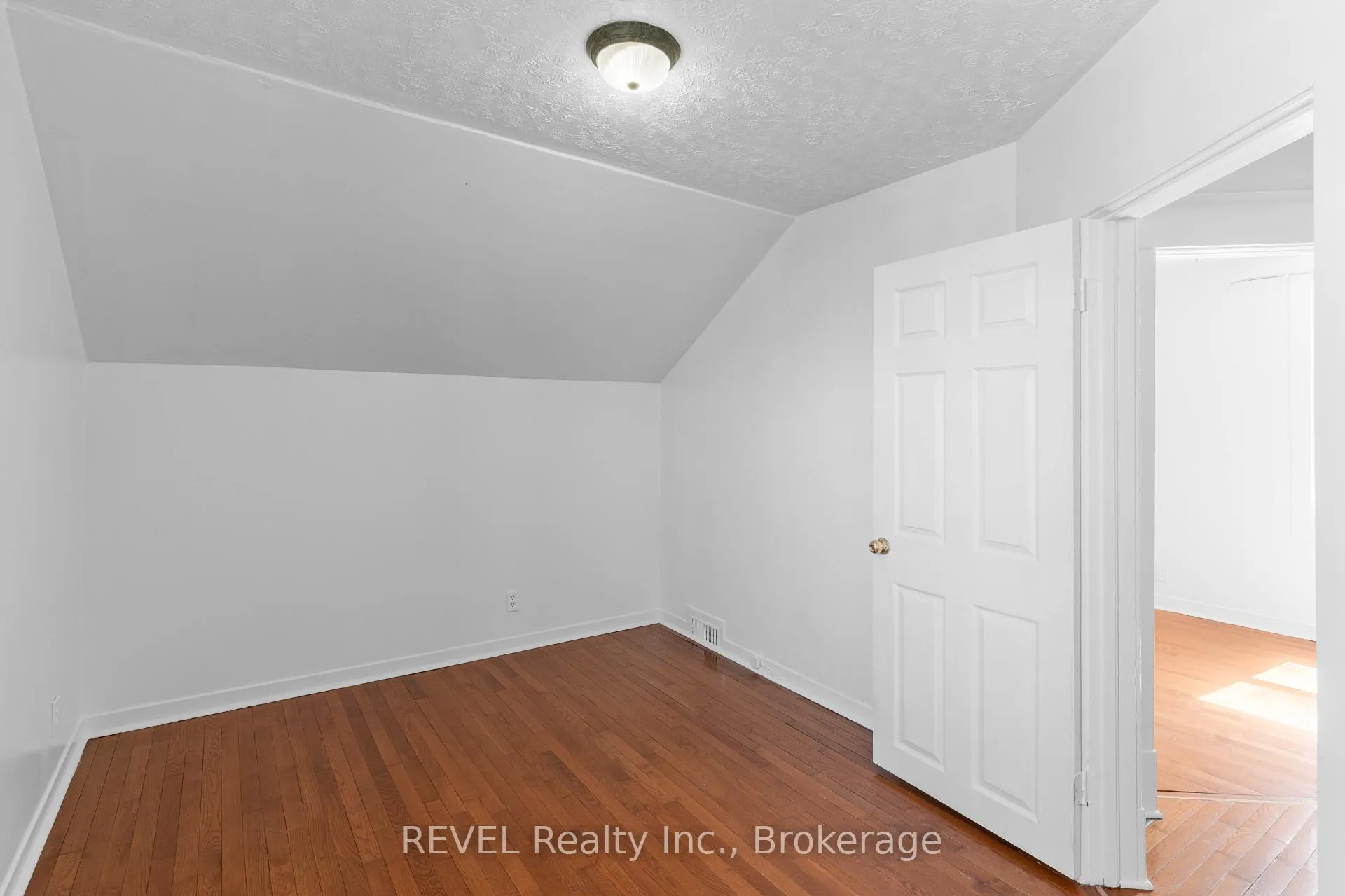 Photo 15 of 24 Lyndon Street W, Thorold, Thorold Downtown — HOMEH