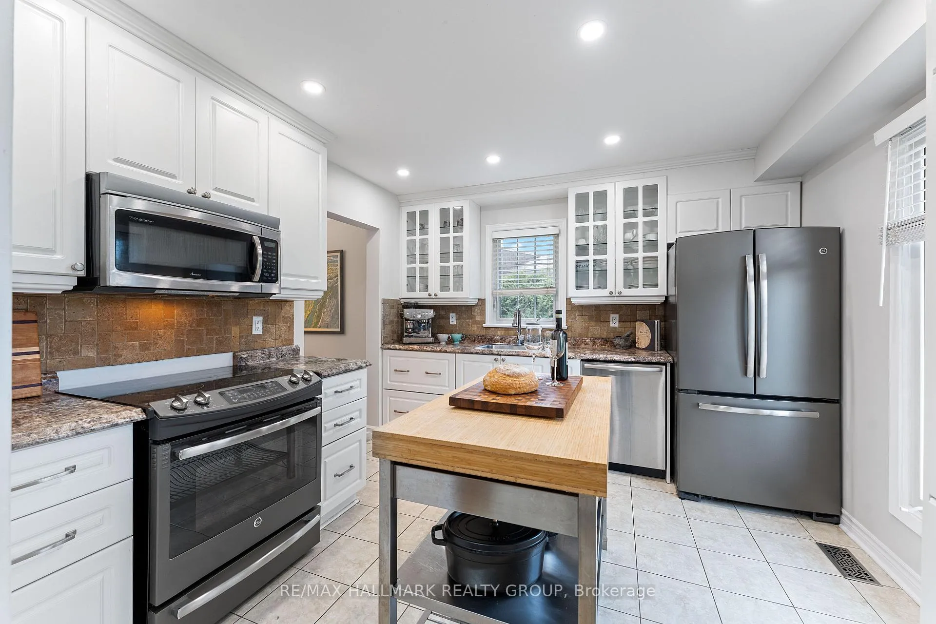 Photo 31 of 76 Valewood Crescent, Ottawa, Blackburn Hamlet — HOMEH
