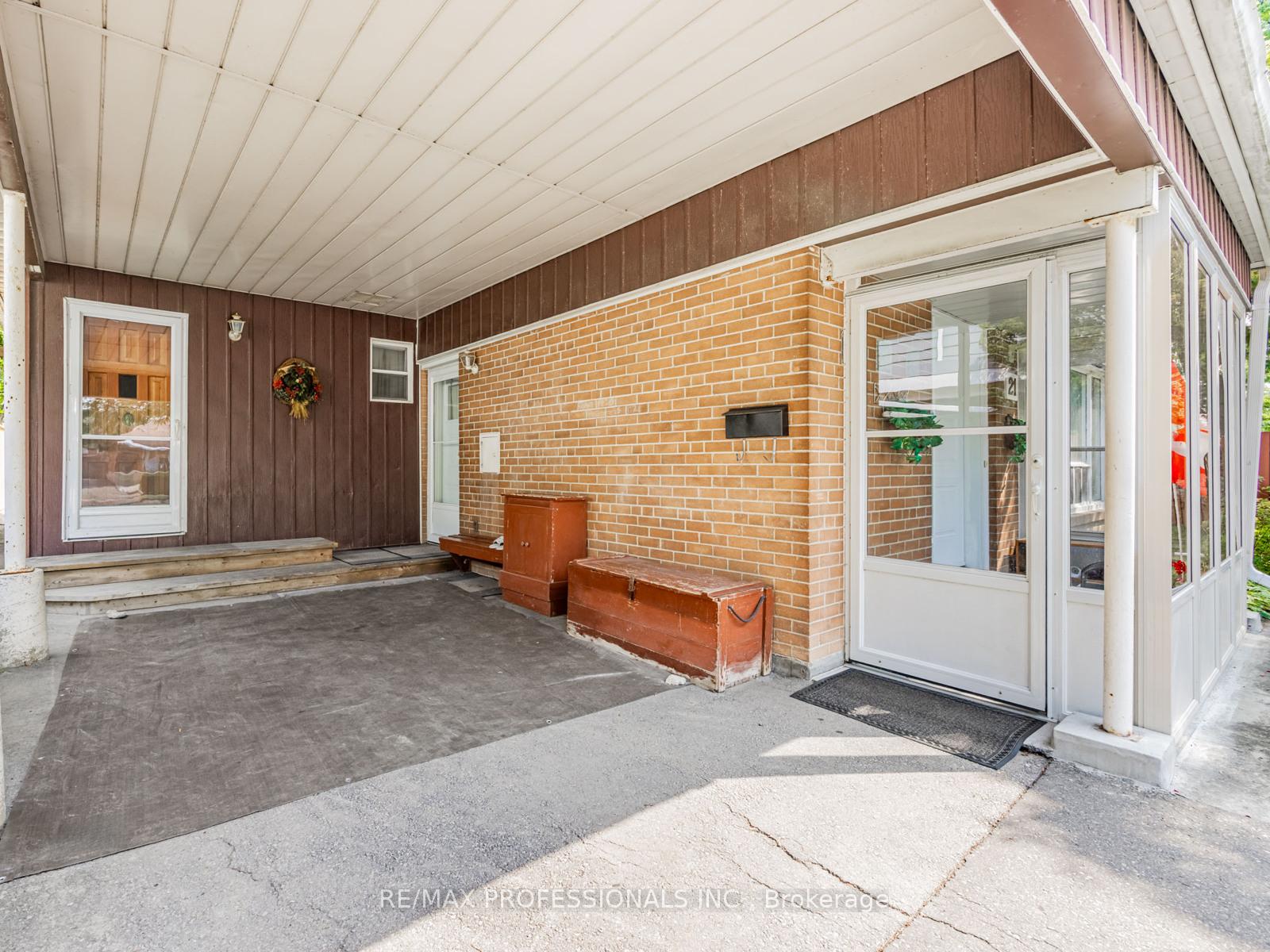 Photo 3 of 21 Waterbury Drive, Etobicoke, Willowridge-Martingrove-Richview — HOMEH