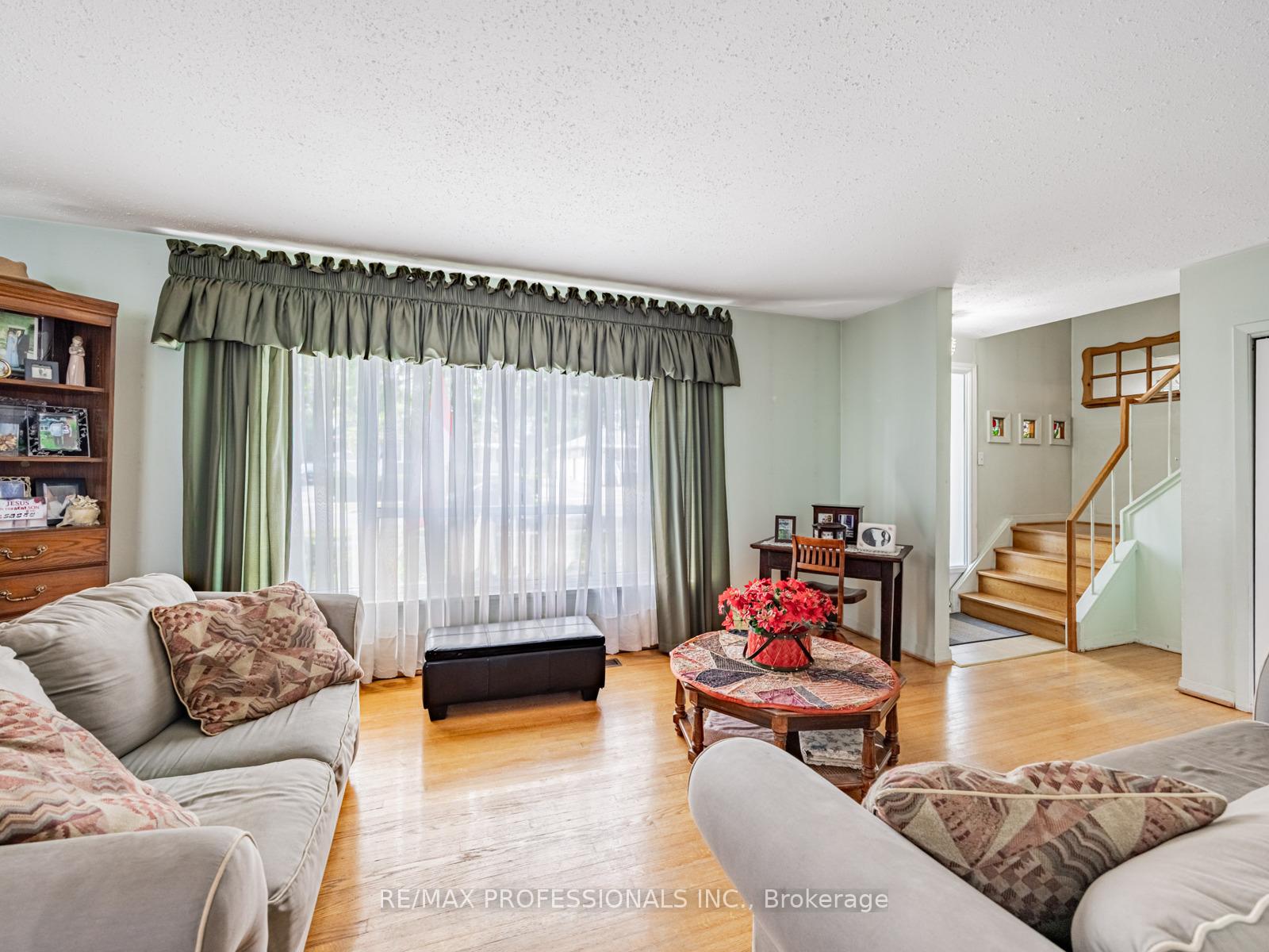 Photo 6 of 21 Waterbury Drive, Etobicoke, Willowridge-Martingrove-Richview — HOMEH