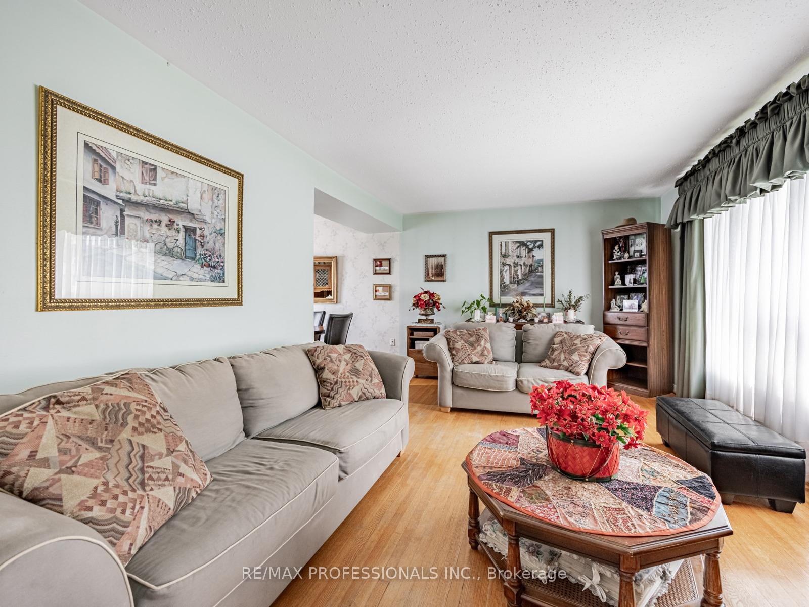 Photo 22 of 21 Waterbury Drive, Etobicoke, Willowridge-Martingrove-Richview — HOMEH