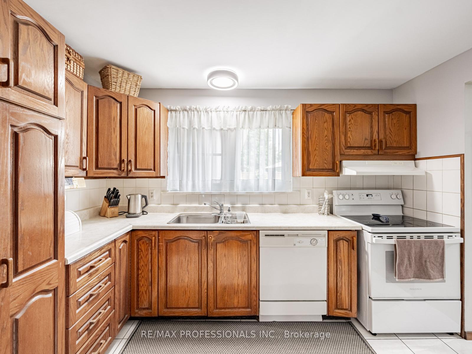Photo 11 of 21 Waterbury Drive, Etobicoke, Willowridge-Martingrove-Richview — HOMEH