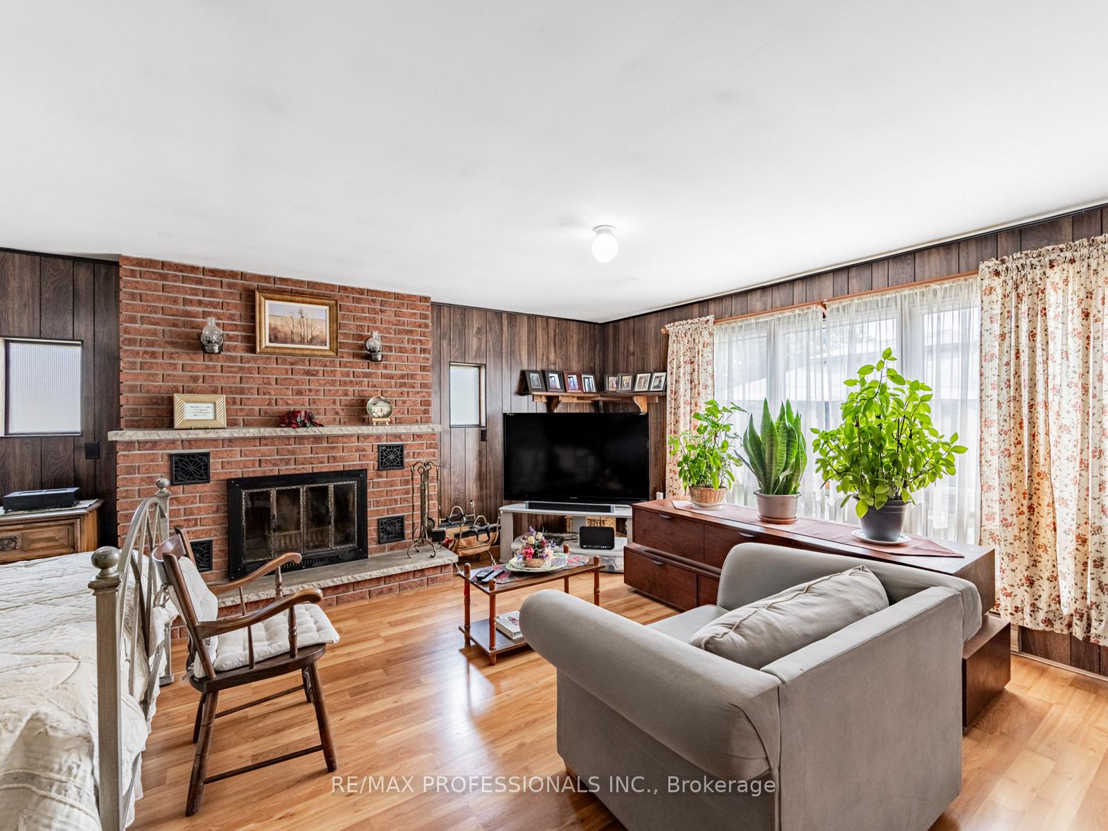 Photo 7 of 21 Waterbury Drive, Etobicoke, Willowridge-Martingrove-Richview — HOMEH