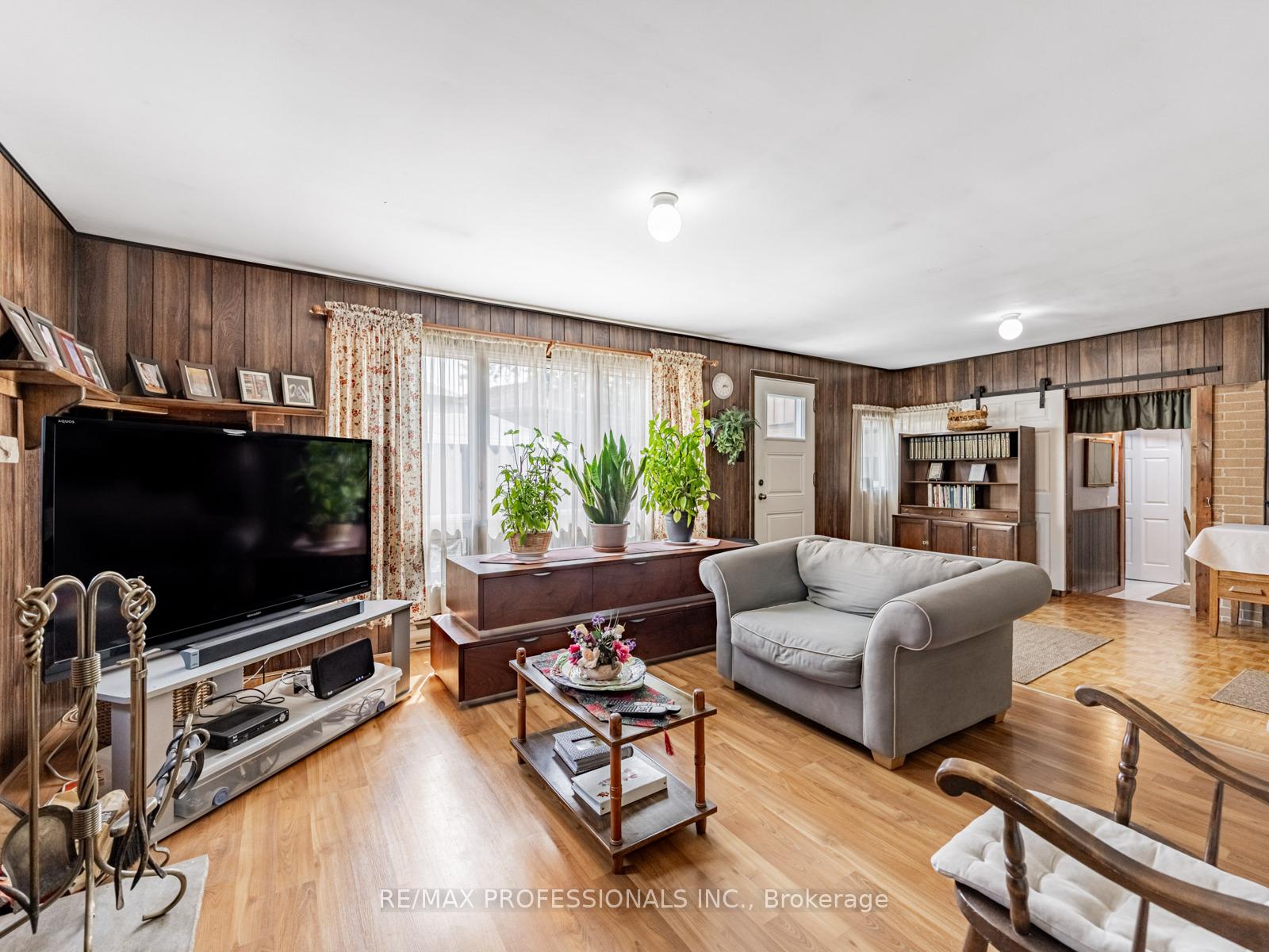 Photo 9 of 21 Waterbury Drive, Etobicoke, Willowridge-Martingrove-Richview — HOMEH