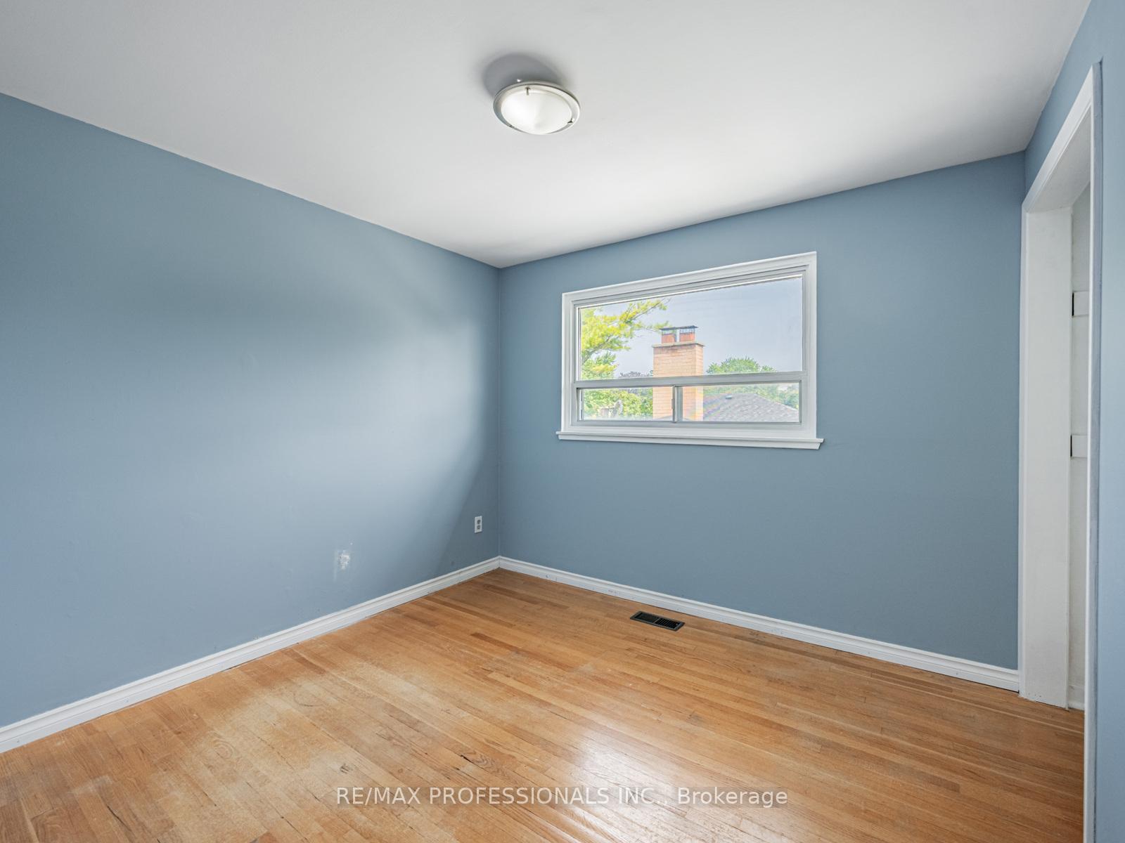 Photo 8 of 21 Waterbury Drive, Etobicoke, Willowridge-Martingrove-Richview — HOMEH