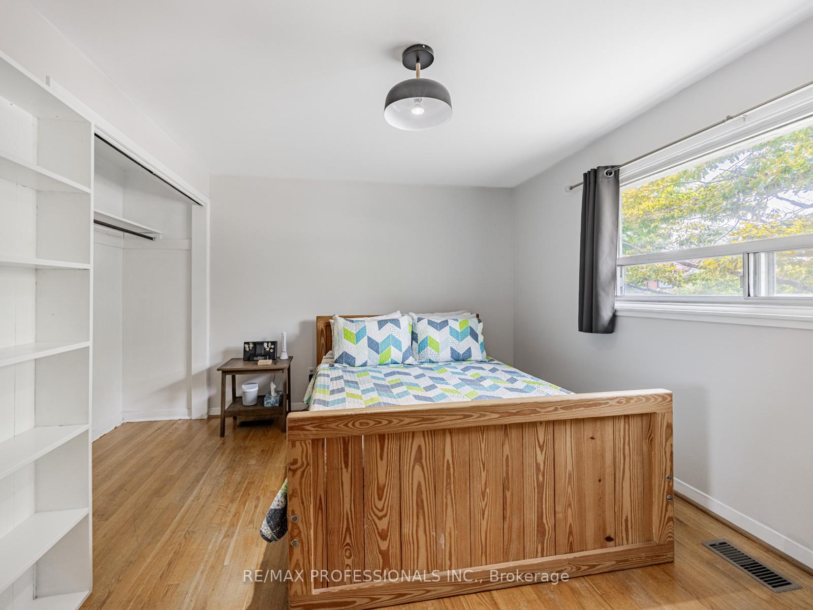 Photo 12 of 21 Waterbury Drive, Etobicoke, Willowridge-Martingrove-Richview — HOMEH