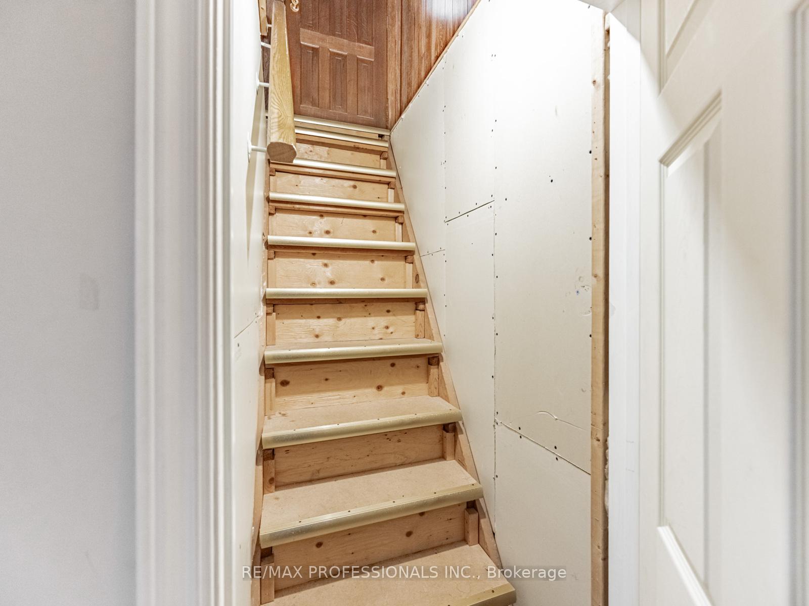Photo 2 of 21 Waterbury Drive, Etobicoke, Willowridge-Martingrove-Richview — HOMEH