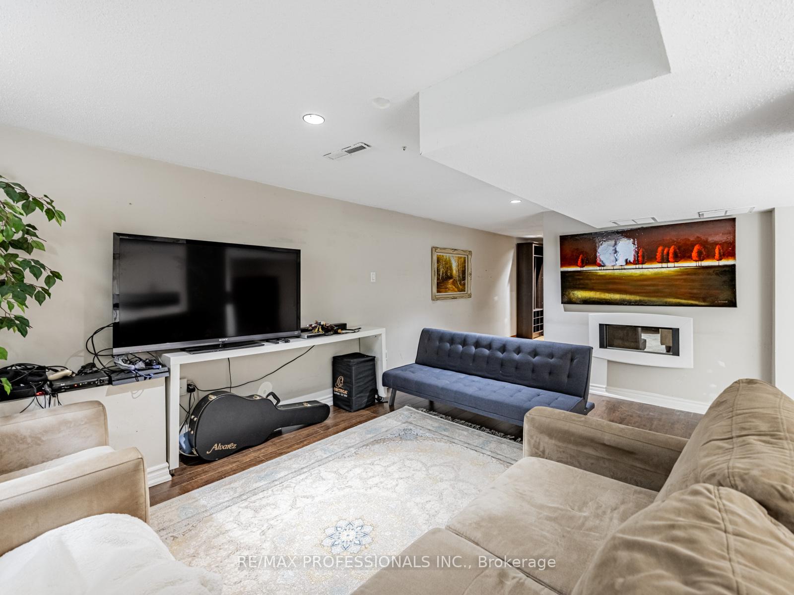 Photo 10 of 21 Waterbury Drive, Etobicoke, Willowridge-Martingrove-Richview — HOMEH