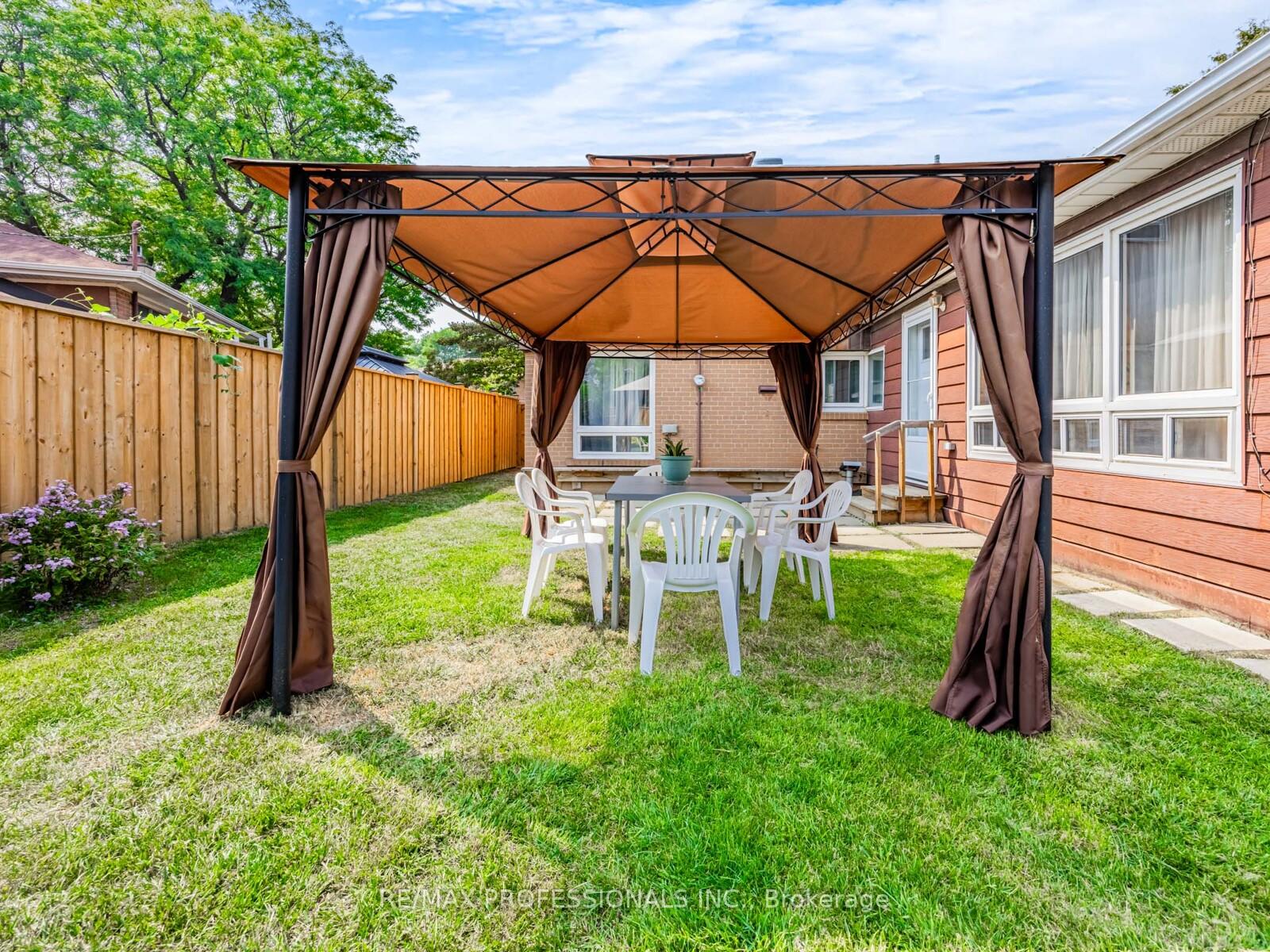 Photo 13 of 21 Waterbury Drive, Etobicoke, Willowridge-Martingrove-Richview — HOMEH