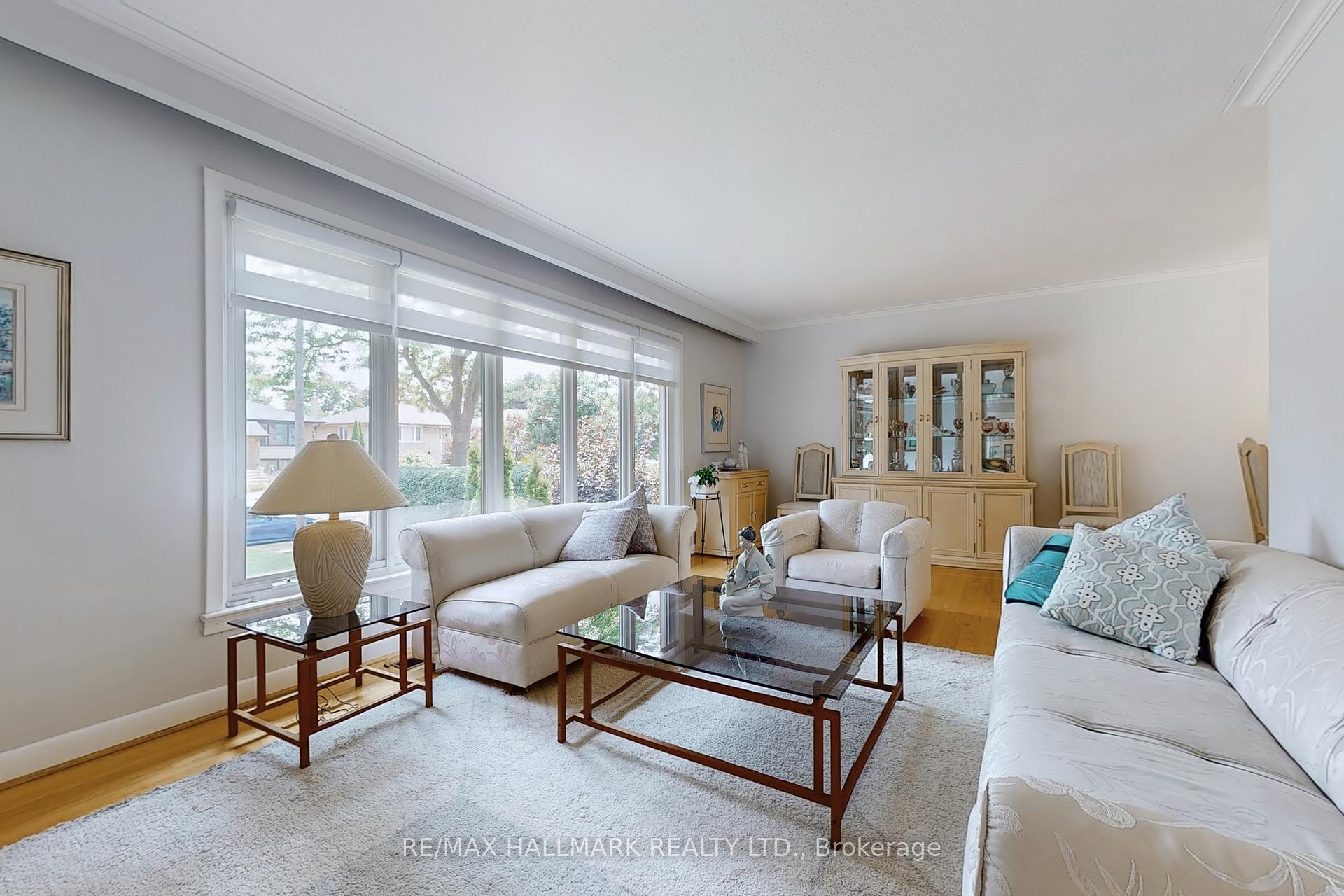 Photo 4 of 69 Breadner Drive, Etobicoke, Willowridge-Martingrove-Richview — HOMEH