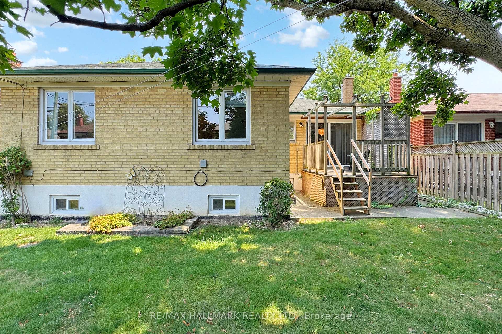 Photo 17 of 69 Breadner Drive, Etobicoke, Willowridge-Martingrove-Richview — HOMEH