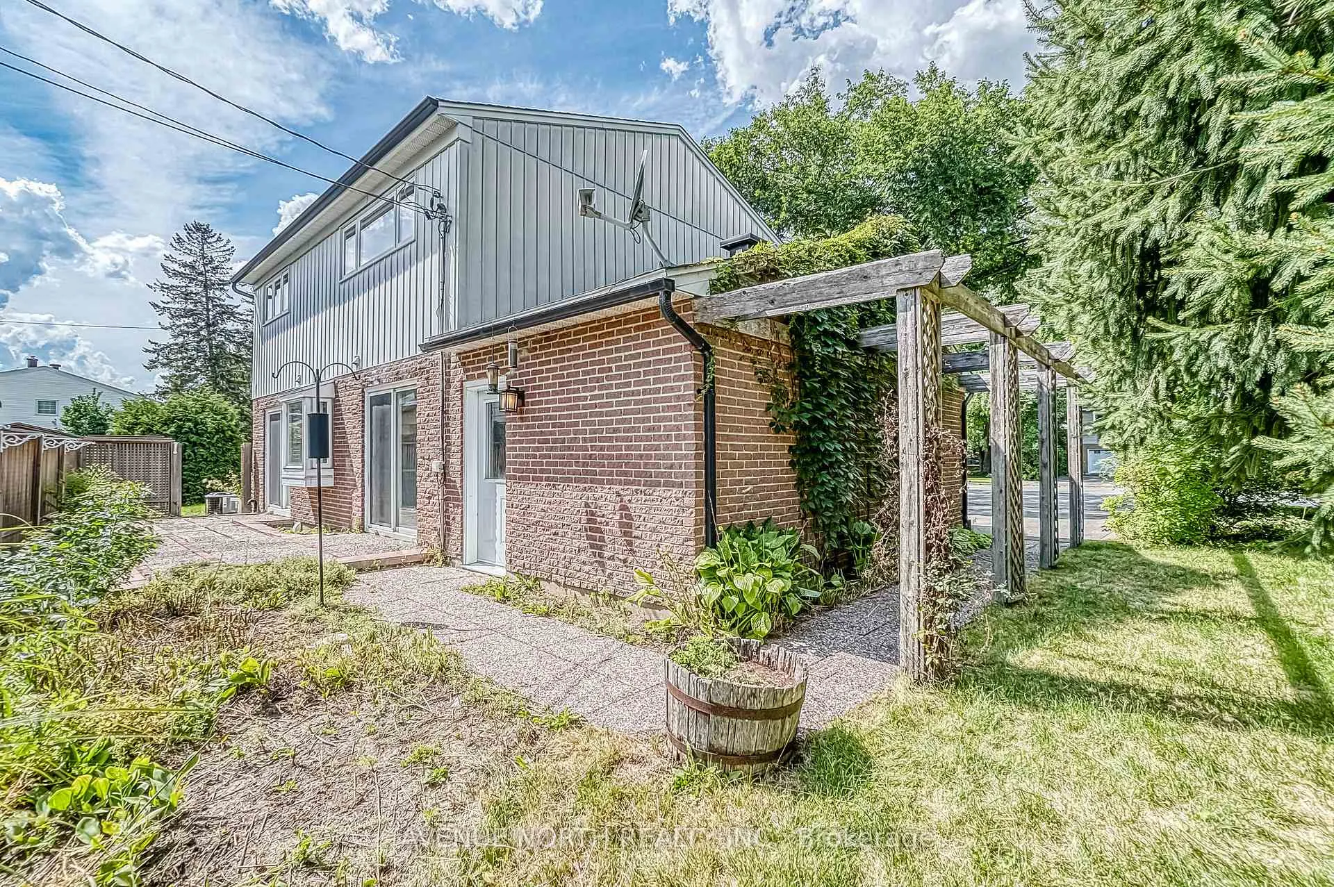 Photo 296 of 946 Walkley Road, Ottawa, Riverside Park South — HOMEH