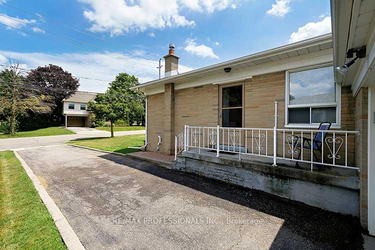 Photo 2 of 10 Golfwood Heights, Etobicoke, Kingsview Village-The Westway — HOMEH