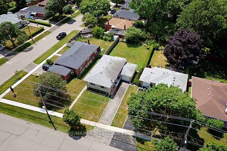 Photo 5 of 10 Golfwood Heights, Etobicoke, Kingsview Village-The Westway — HOMEH