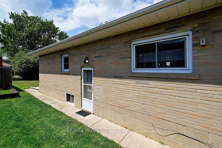 Photo 35 of 10 Golfwood Heights, Etobicoke, Kingsview Village-The Westway — HOMEH