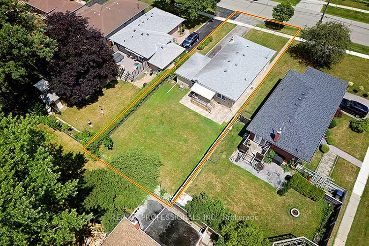 Photo 23 of 10 Golfwood Heights, Etobicoke, Kingsview Village-The Westway — HOMEH