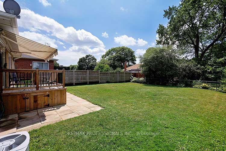 Photo 29 of 10 Golfwood Heights, Etobicoke, Kingsview Village-The Westway — HOMEH