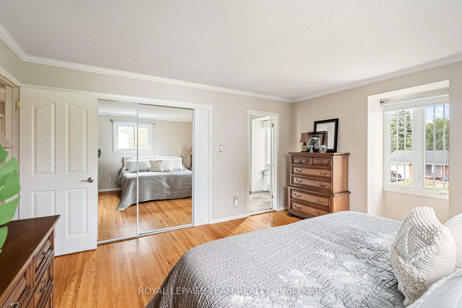 Photo 409 of 2128 Hubbard Crescent, Ottawa, Beacon Hill North — HOMEH