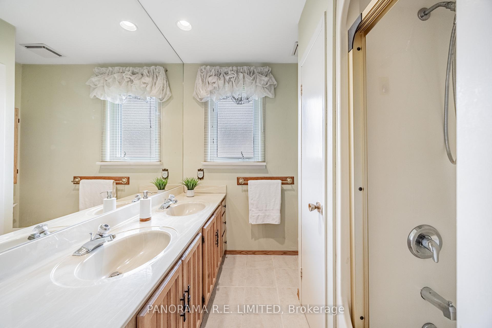 Photo 13 of 34 Fenley Drive, Etobicoke, Kingsview Village-The Westway — HOMEH