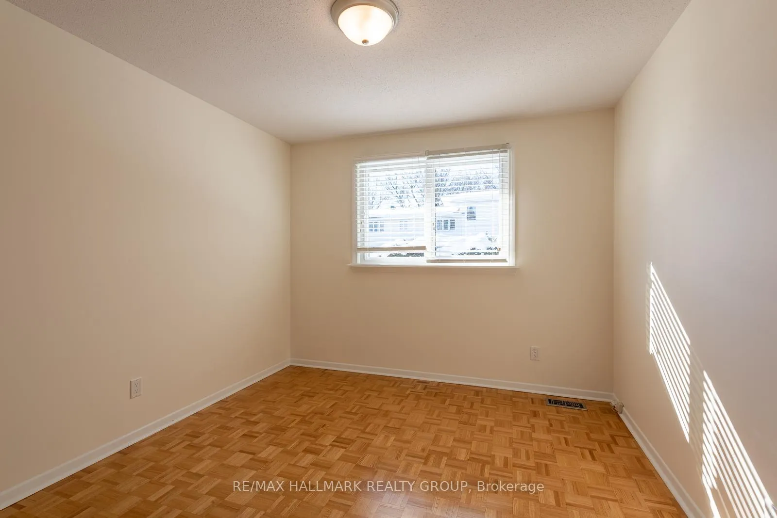 Photo 304 of 2429 Ogilvie Road, Ottawa, Beacon Hill North — HOMEH