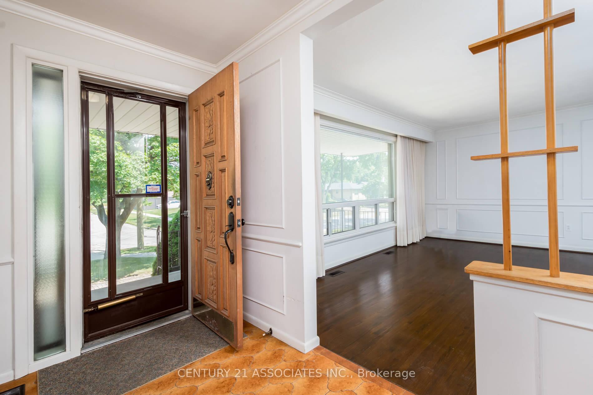 Photo 9 of 11 Drury Lane, Etobicoke, Humber Heights — HOMEH