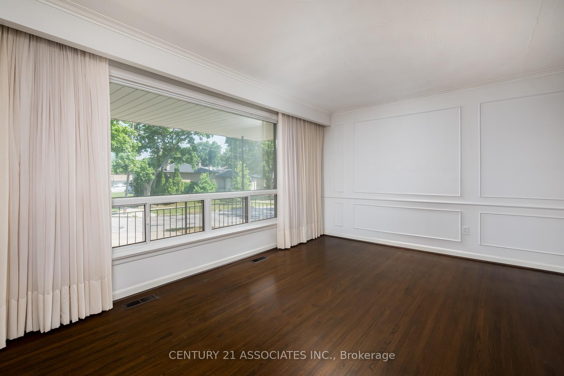 Photo 3 of 11 Drury Lane, Etobicoke, Humber Heights — HOMEH
