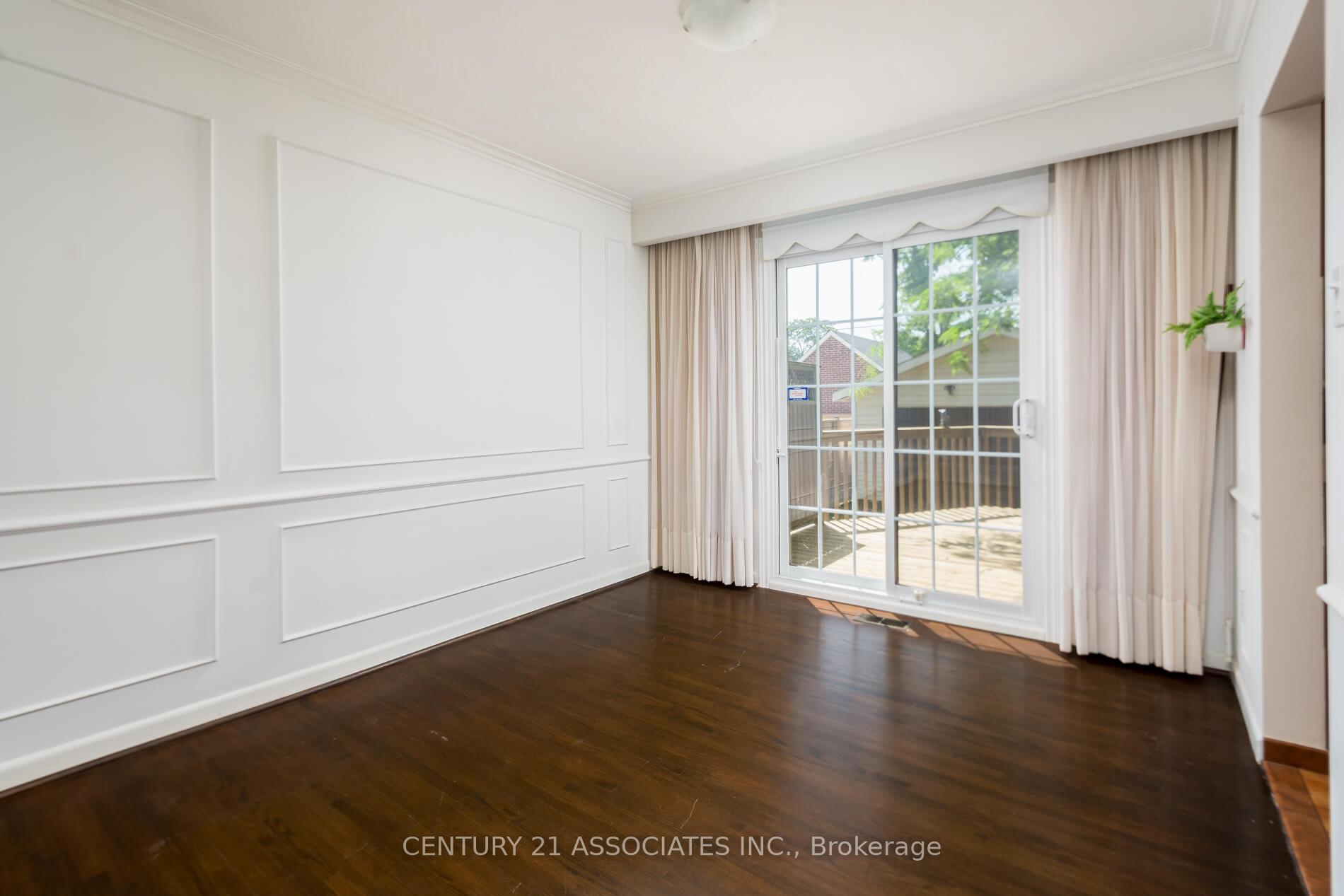 Photo 2 of 11 Drury Lane, Etobicoke, Humber Heights — HOMEH