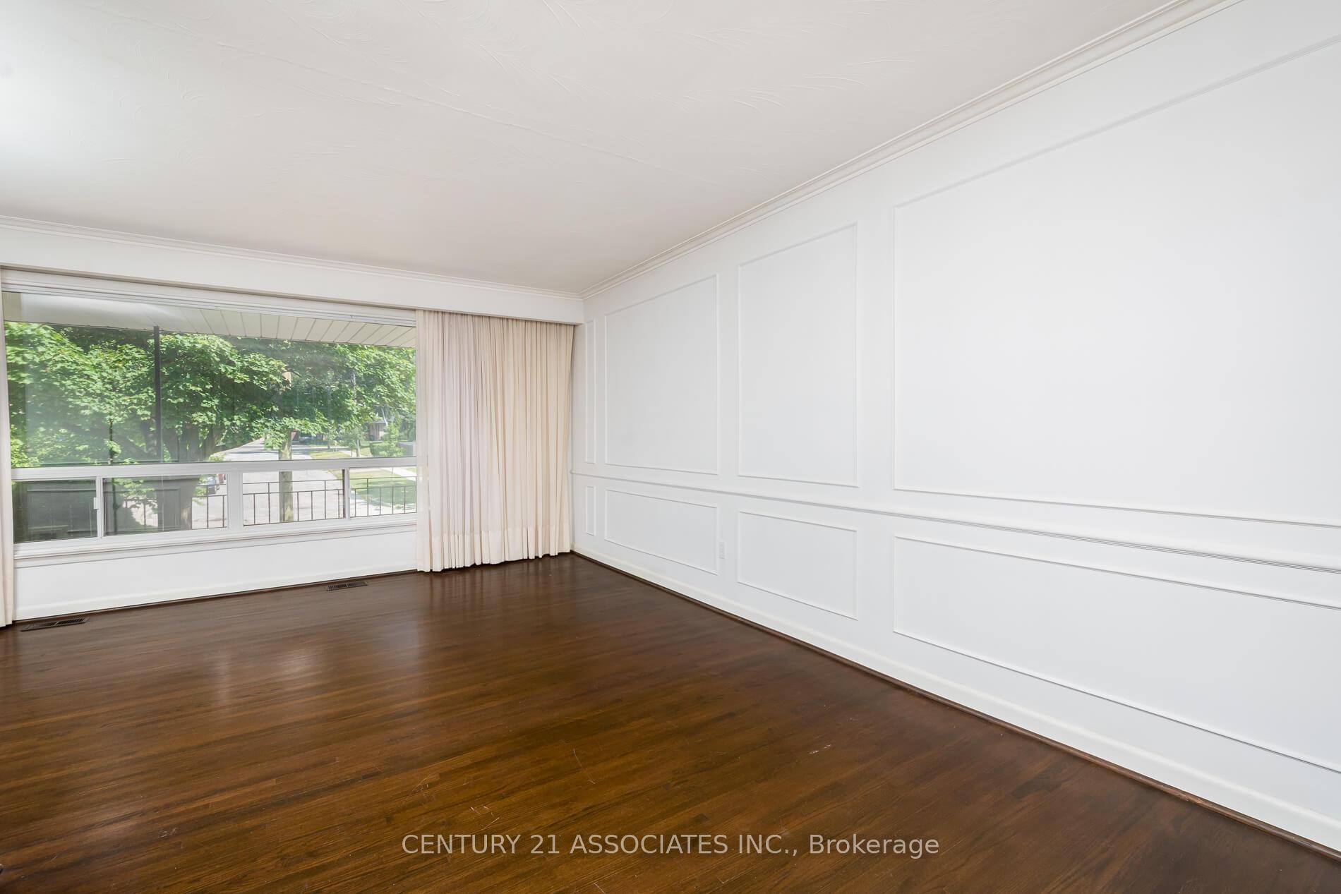 Photo 4 of 11 Drury Lane, Etobicoke, Humber Heights — HOMEH