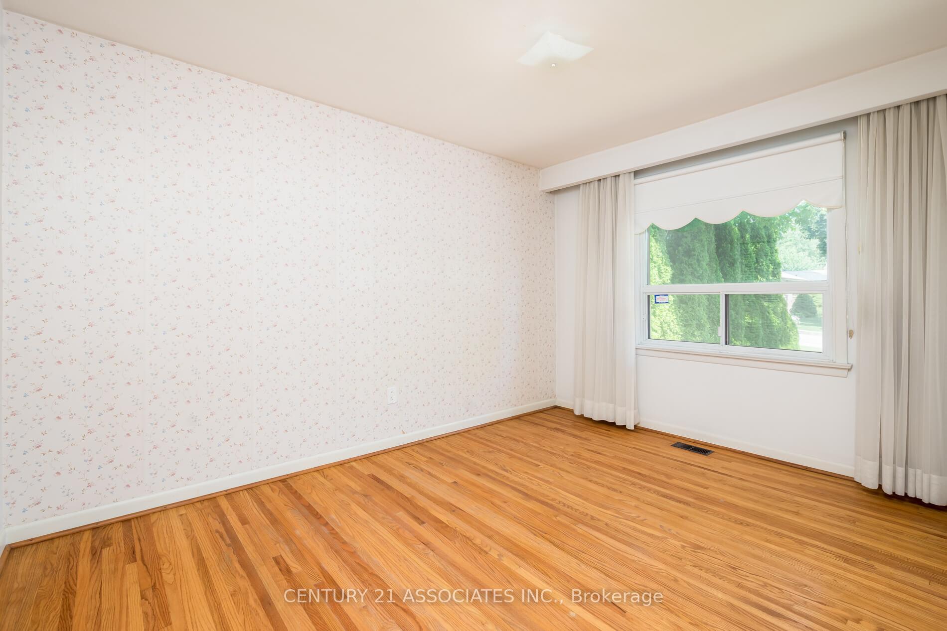 Photo 31 of 11 Drury Lane, Etobicoke, Humber Heights — HOMEH