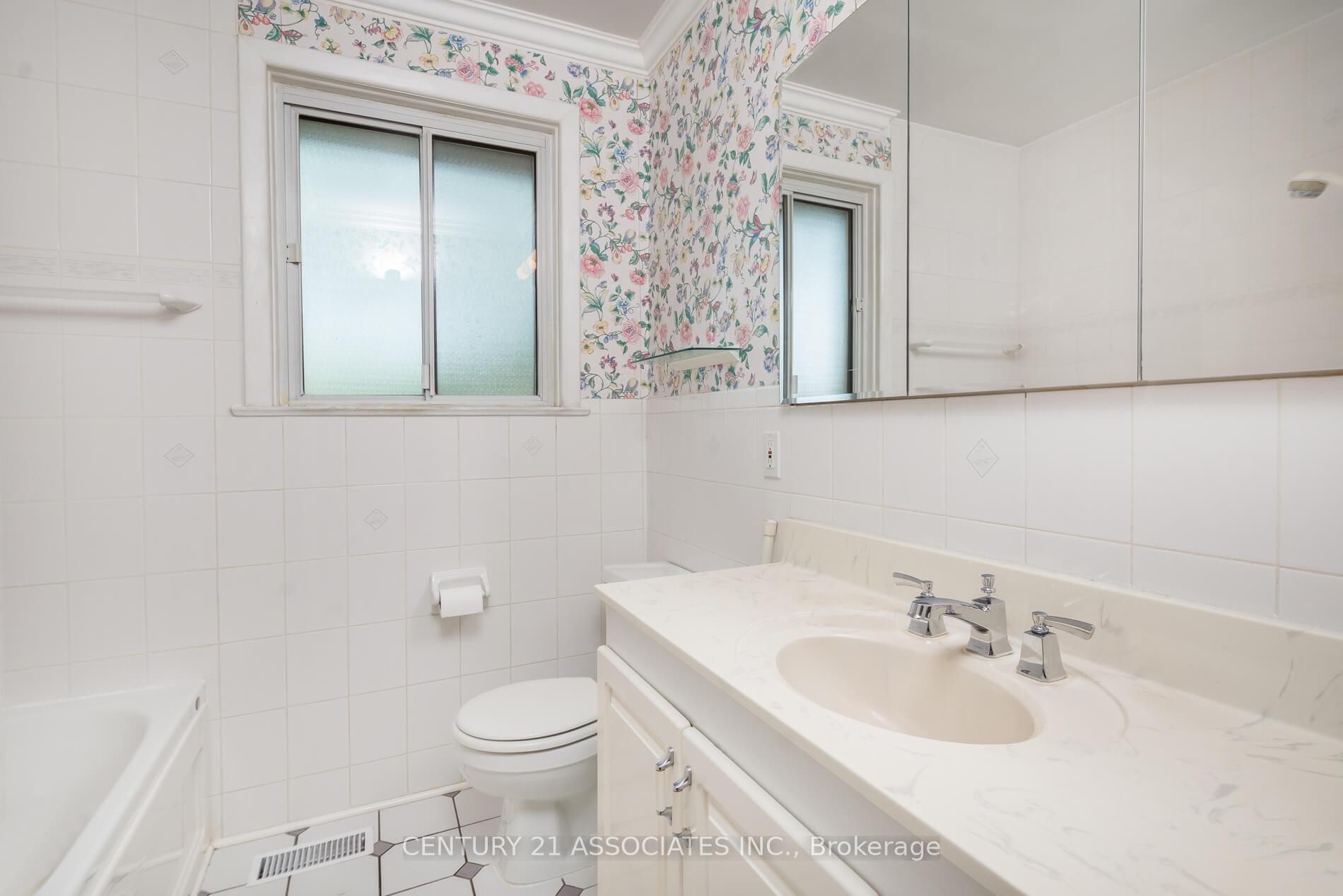 Photo 13 of 11 Drury Lane, Etobicoke, Humber Heights — HOMEH