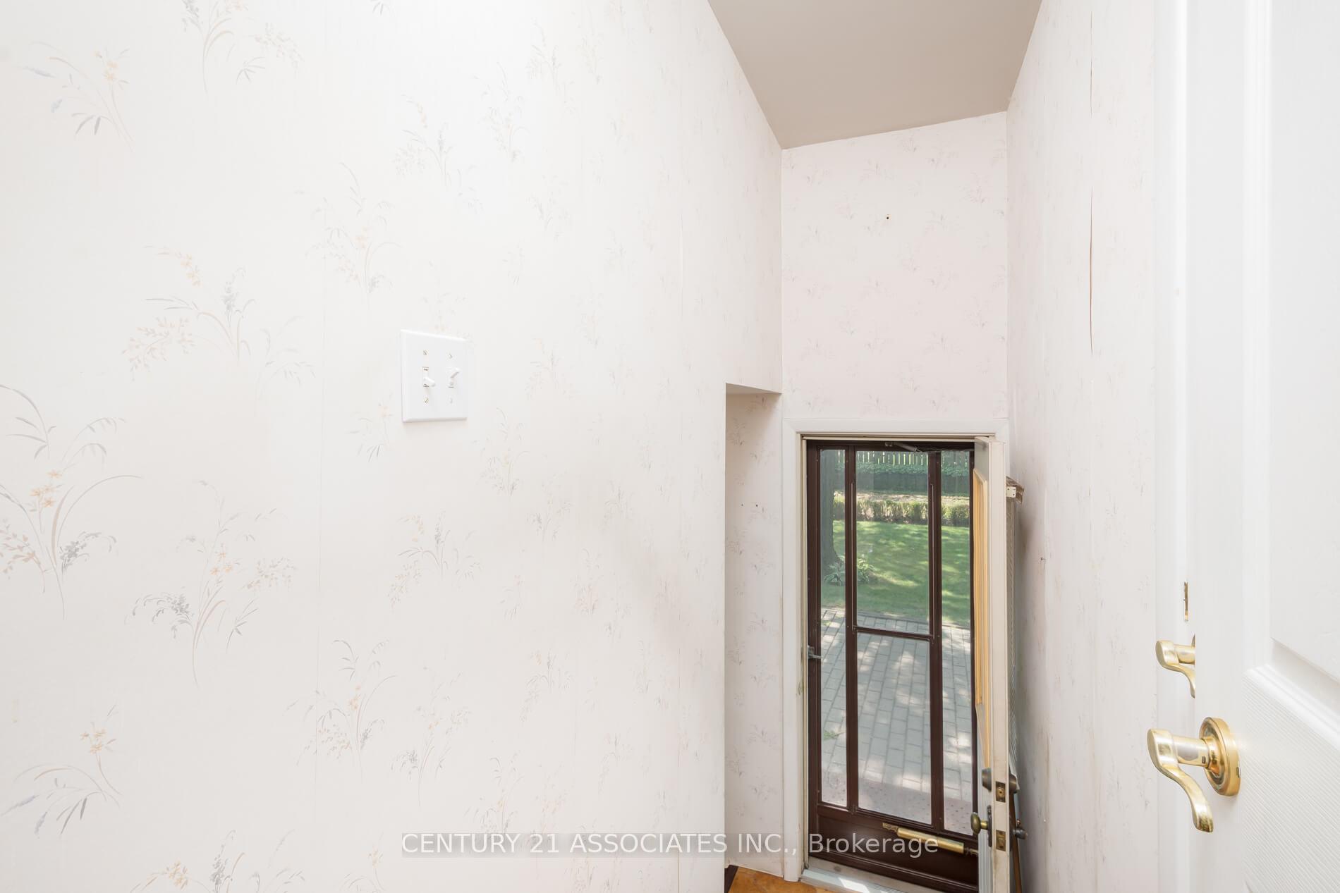 Photo 11 of 11 Drury Lane, Etobicoke, Humber Heights — HOMEH
