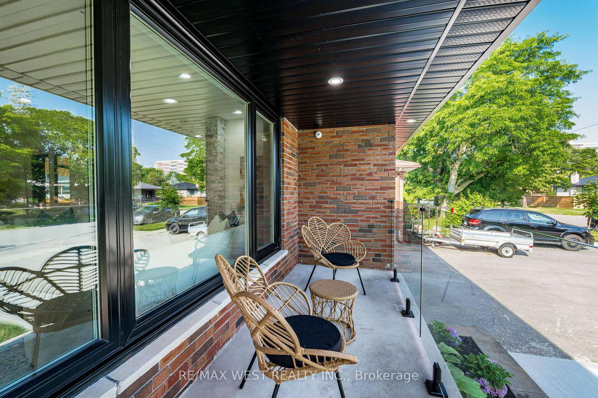 Photo 4 of 41 Ladbrooke Road, Etobicoke, Willowridge-Martingrove-Richview — HOMEH