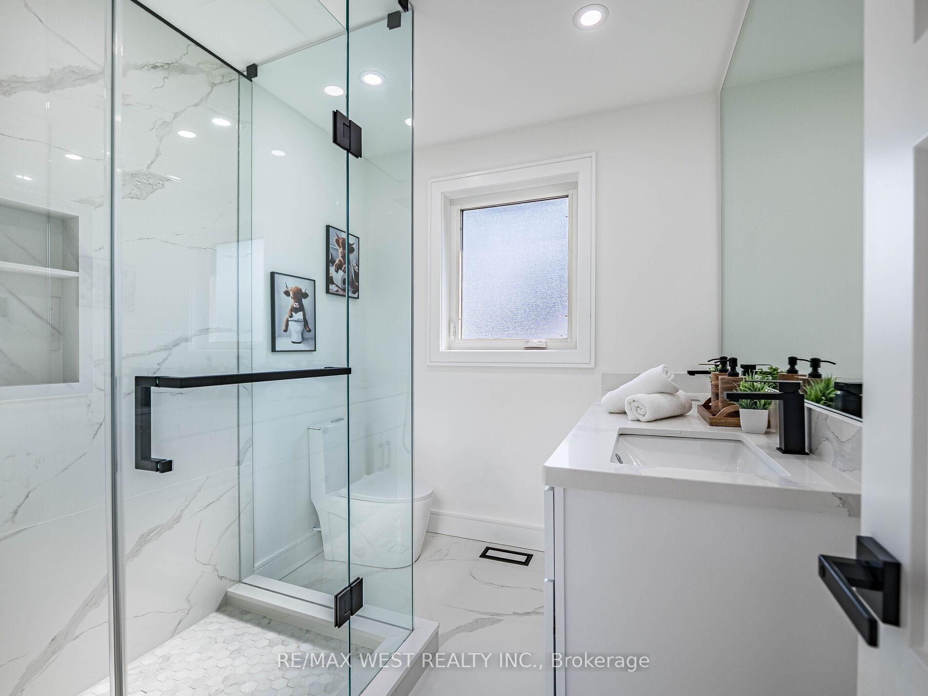 Photo 38 of 41 Ladbrooke Road, Etobicoke, Willowridge-Martingrove-Richview — HOMEH