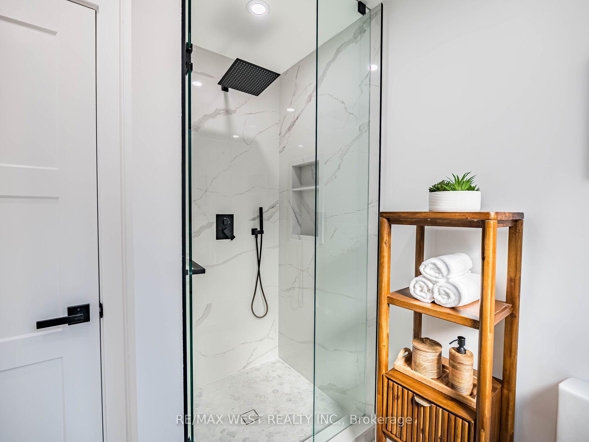 Photo 40 of 41 Ladbrooke Road, Etobicoke, Willowridge-Martingrove-Richview — HOMEH