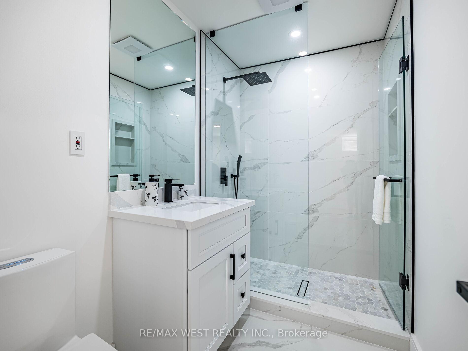 Photo 25 of 41 Ladbrooke Road, Etobicoke, Willowridge-Martingrove-Richview — HOMEH
