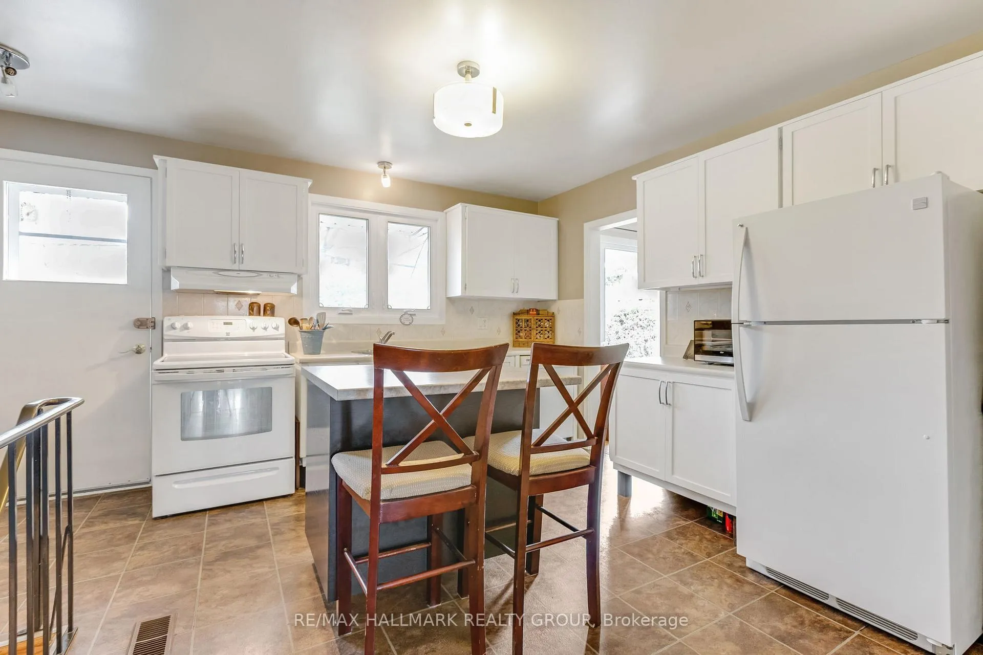 Photo 210 of 1055 Wiseman Crescent, Ottawa, Riverside Park — HOMEH
